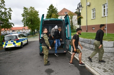 Funkcjonariusze SG zatrzymują cudzoziemców 