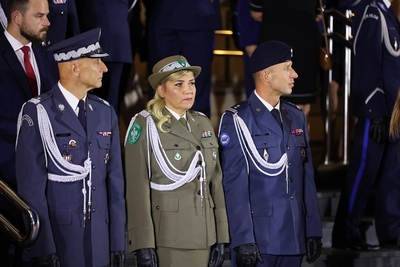 Gen. bryg. SG W. Gorzkowska, na dziedzińcu Komendy Głównej Policji przy Obelisku „Poległym Policjantom-Rzeczpospolita Polska”, bierze udział w obchodach 23. rocznicy otwarcia polskiego cmentarza wojennego w Miednoje 