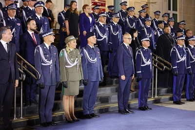 Gen. bryg. SG W. Gorzkowska, na dziedzińcu Komendy Głównej Policji przy Obelisku „Poległym Policjantom-Rzeczpospolita Polska”, bierze udział w obchodach 23. rocznicy otwarcia polskiego cmentarza wojennego w Miednoje 