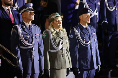 Gen. bryg. SG W. Gorzkowska, na dziedzińcu Komendy Głównej Policji przy Obelisku „Poległym Policjantom-Rzeczpospolita Polska”, bierze udział w obchodach 23. rocznicy otwarcia polskiego cmentarza wojennego w Miednoje 