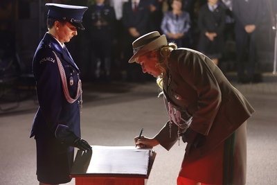 Gen. bryg. SG W. Gorzkowska, na dziedzińcu Komendy Głównej Policji przy Obelisku „Poległym Policjantom-Rzeczpospolita Polska”, dokonuje wpisu w Księdze Pamięci 
