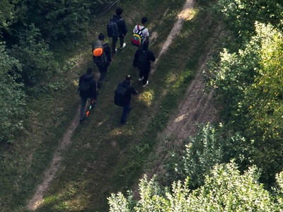 grupa migrantów przy granicy 
