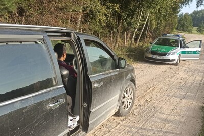 zatrzymane auto oraz pojazd służbowy SG 