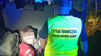 funkcjonariusz SG w kamizelce z napisem Straż Graniczna Polish Border Guard 