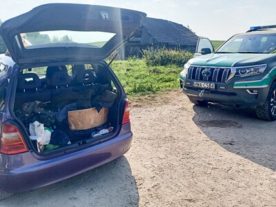 zatrzymane auto oraz pojazd służbowy SG 