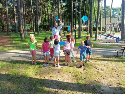 Instruktor prowadzi warsztaty Taekwon-do z SG dla dzieci uchodźców wojennych z Ukrainy 