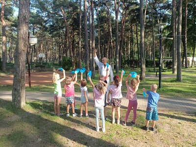 Instruktor prowadzi warsztaty Taekwon-do z SG dla dzieci uchodźców wojennych z Ukrainy 