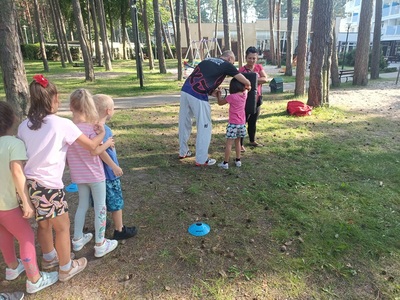 Instruktor prowadzi warsztaty Taekwon-do z SG dla dzieci uchodźców wojennych z Ukrainy 