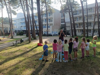 Instruktor prowadzi warsztaty Taekwon-do z SG dla dzieci uchodźców wojennych z Ukrainy 