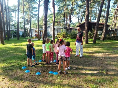 Instruktor prowadzi warsztaty Taekwon-do z SG dla dzieci uchodźców wojennych z Ukrainy 