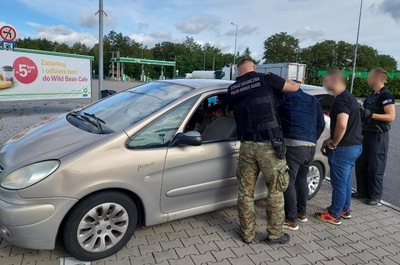 Funkcjonariusze zatrzymują cudzoziemców 