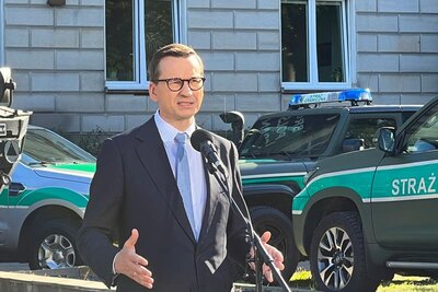 Premier RP Mateusz Morawiecki w czasie konferencji prasowej przed gmachem MSWiA 