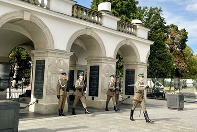Uroczysta zmiana posterunku honorowego przy Grobie Nieznanego Żołnierza 