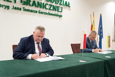 Zastępcy Szefów Służb Granicznych podpisują protokół wieńczący spotkanie 