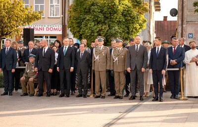 Na rynku we Włodawie prezydent RP, minister SWiA oraz Komendant Główny SG i kadra kierownicza Nadbużańskiego Oddziału SG  biorą udział w uroczystości wręczenia odznaczeń państwowych funkcjonariuszom Straży Granicznej 