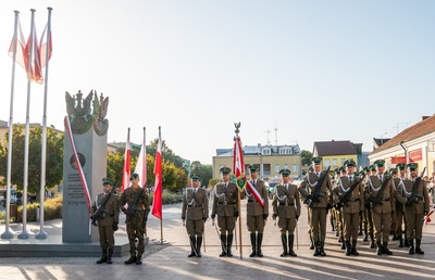 Kompania Honorowa Straży Granicznej na rynku we Włodawie 
