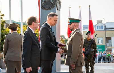 Prezydent RP, w asyście Ministra SWiA, dekoruje funkcjonariusza SG Krzyżem Zasługi za Dzielność 