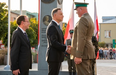 Prezydent RP, w asyście Ministra SWiA, dekoruje funkcjonariusza SG Krzyżem Zasługi za Dzielność 
