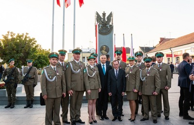 Funkcjonariusze SG uhonorowani Krzyżem Zasługi za Dzielność w ustawieniu do pamiątkowej fotografii z Prezydentem RP i Ministrem SWiA 