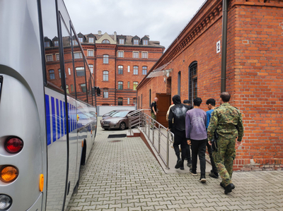 Funkcjonariusz SG zatrzymuje cudzoziemców