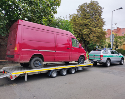 Zabezpieczony bus, którym podróżowali migranci