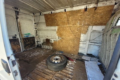 Wnętrze busa, w którym przewożeni byli ludzie 