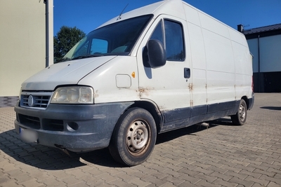 Zabezpieczony bus, którym przewożono ludzi 