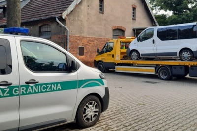 Zabezpieczony bus, którym podróżowali migranci 