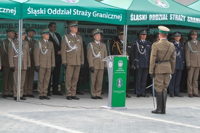 Złożenie meldunku w czasie uroczystego otwarcia siedziby nowej Placówki SG w Częstochowie 