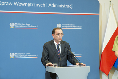 Minister SWiA przemawia w czasie konferencji dotyczącej tymczasowej kontroli na granicy ze Słowacją 