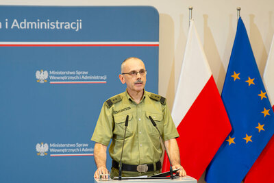 Komendant Główny SG gen. dyw. SG T. Praga przemawia w trakcie konferencji dotyczącej tymczasowej kontroli na granicy ze Słowacją 