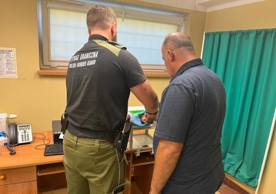 Funkcjonariusz SG zatrzymuje cudzoziemca 