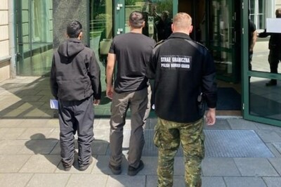 Funkcjonariusz SG zatrzymuje cudzoziemców 