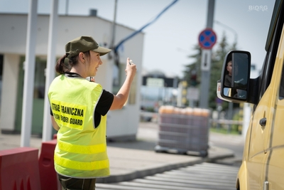 Funkcojnariuszka SG w trakcie kontroli 