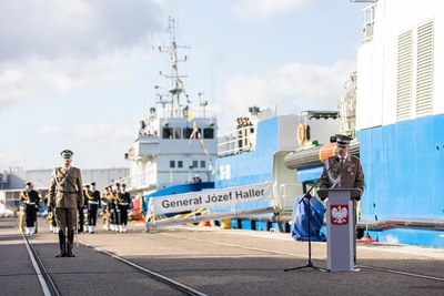 Gen. dyw. SG Tomasz Praga Komendant Główny SG przemawia w trakcie uroczystości pierwszego podniesienia bandery na nowej jednostce pływającej SG-301 