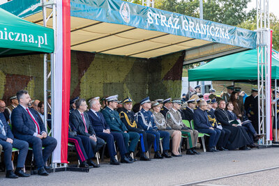 Komendant Główny SG gen. dyw. SG T. Praga, Zastępca Komendanta Głównego SG gen. bryg. SG W. Gorzkowska  oraz uczestnicy uroczystości pierwszego podniesienia bandery na nowej jednostce pływającej SG-301 