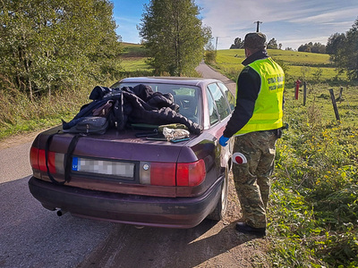 Funkcjonariusz SG obok zatrzymanego pojazdu 