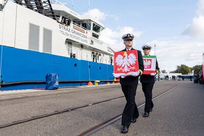 Jednostka SG-301 Generał Józef Haller, funkcjonariusze SG z banderą i flagą SG 