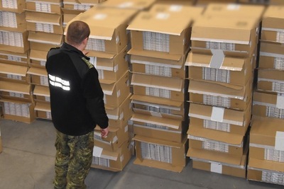 Funkcjonariusz SG zabezpiecza towar 