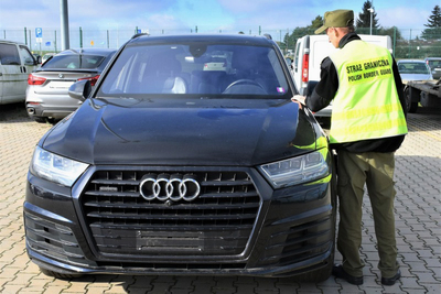 Funkcjonariusz SG zabezpiecza auto 