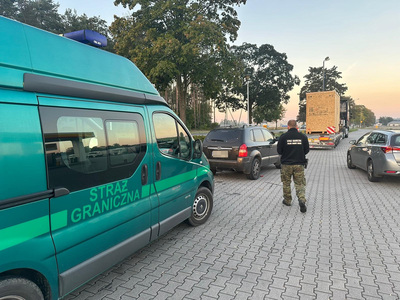 Funkcjonariusz SG zatrzymuje cudzoziemca 