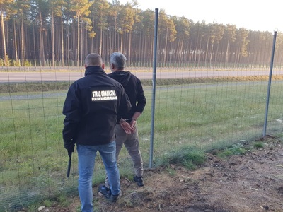 Funkcjonariusz SG zatrzymuje cudzoziemca 