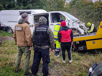 Funkcjonariusze dokonują zabezpieczenia pojazdu 