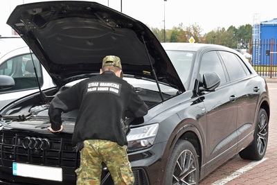 Odzyskane Audi Q8 
