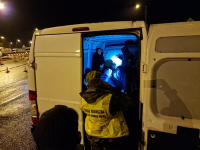 Funkcjonariusz SG zatrzymuje cudzoziemców