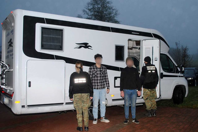 Funkcjonariusz SG zatrzymuje cudzoziemców 