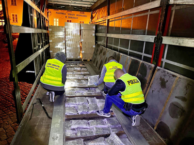 Funkcjonariusze zabezpieczają nielegalny towar