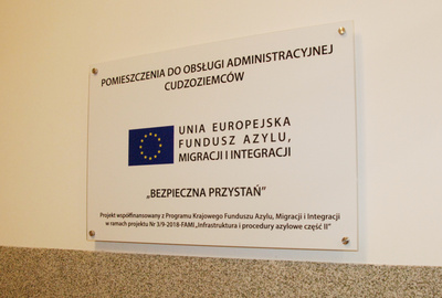 Tablica przed wejściem do pomieszczenia 
