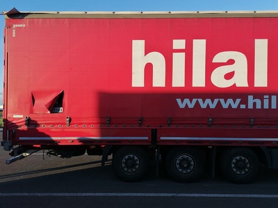 Uszkodzenia plandeki w naczepie tira 