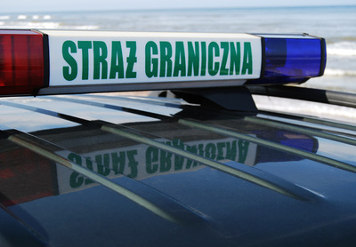 belka auta służbowego z napisem Straż Graniczna, morze w tle 